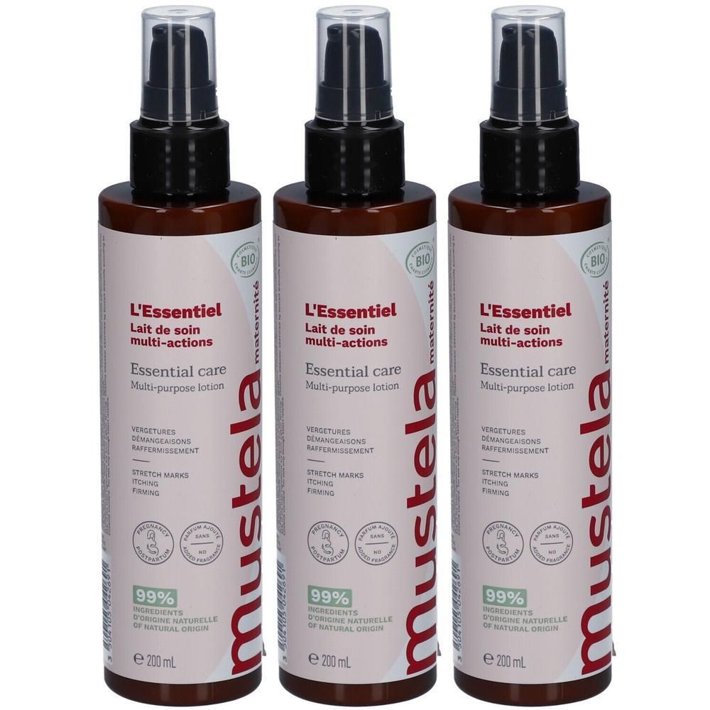 Drie flessen Mustela L'Essentiel Lait de Soin Multi-Actions. Bruine flessen met zwarte pomp. Opschrift: L'Essentiel, Essential care, 99% ingrediënten van natuurlijke oorsprong.