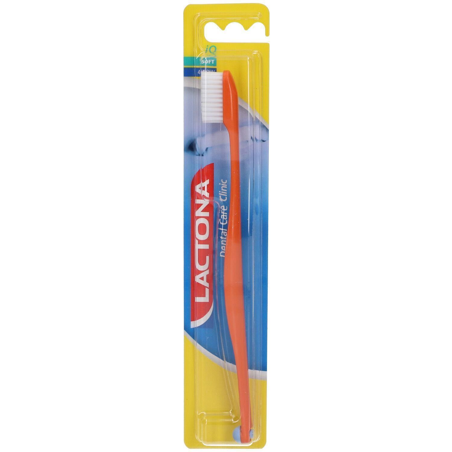 Brosse à dents orange avec tête blanche, emballée dans un blister jaune. Marque Lactona Dental Care Clinic.