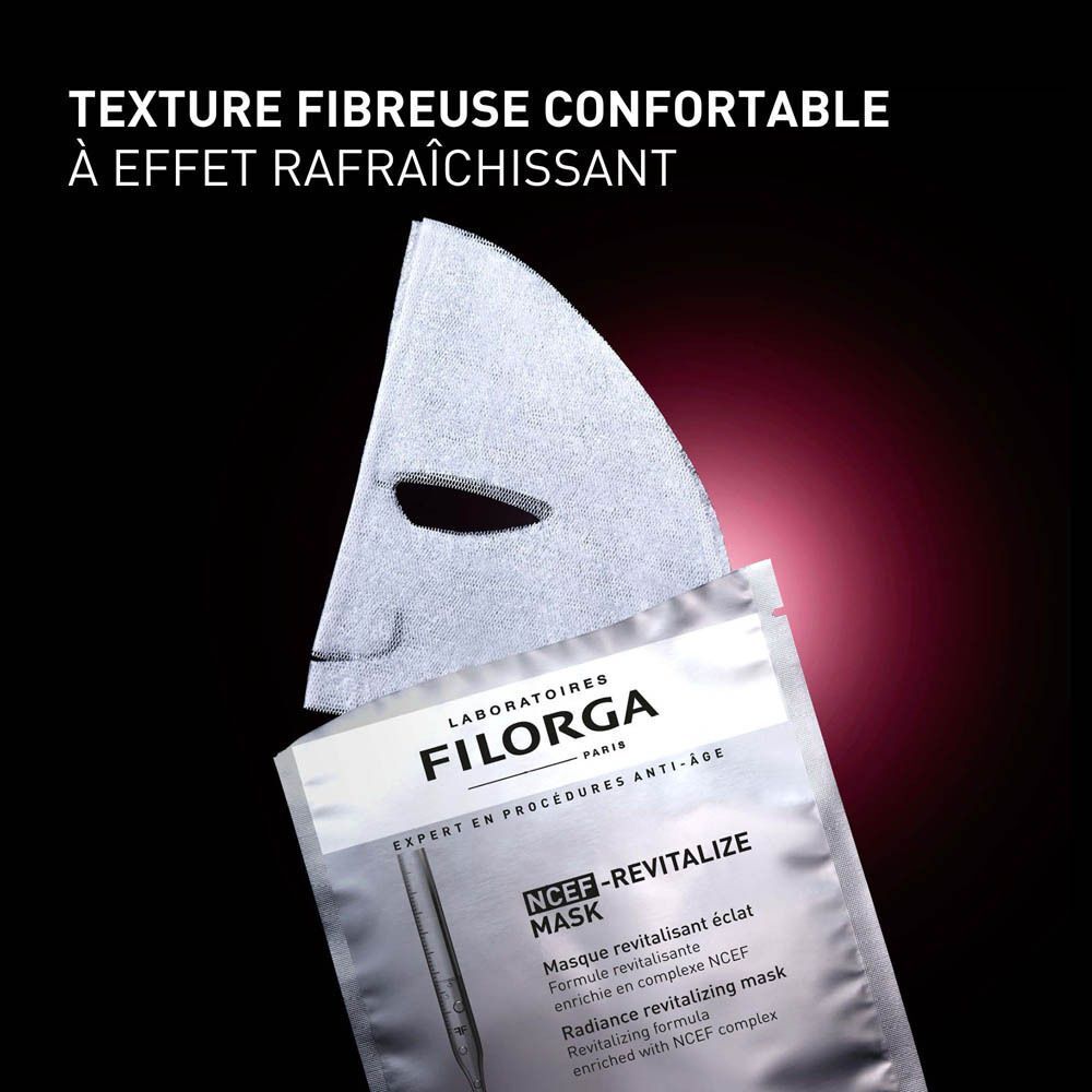Masque facial en tissu, partiellement hors de l'emballage. Emballage avec informations produit.