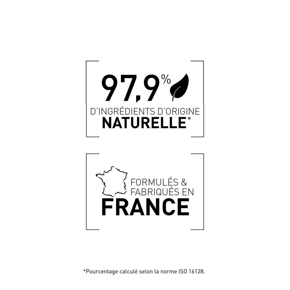 Texte avec logo : 97,9% d'ingrédients d'origine naturelle. Formulé et fabriqué en France.