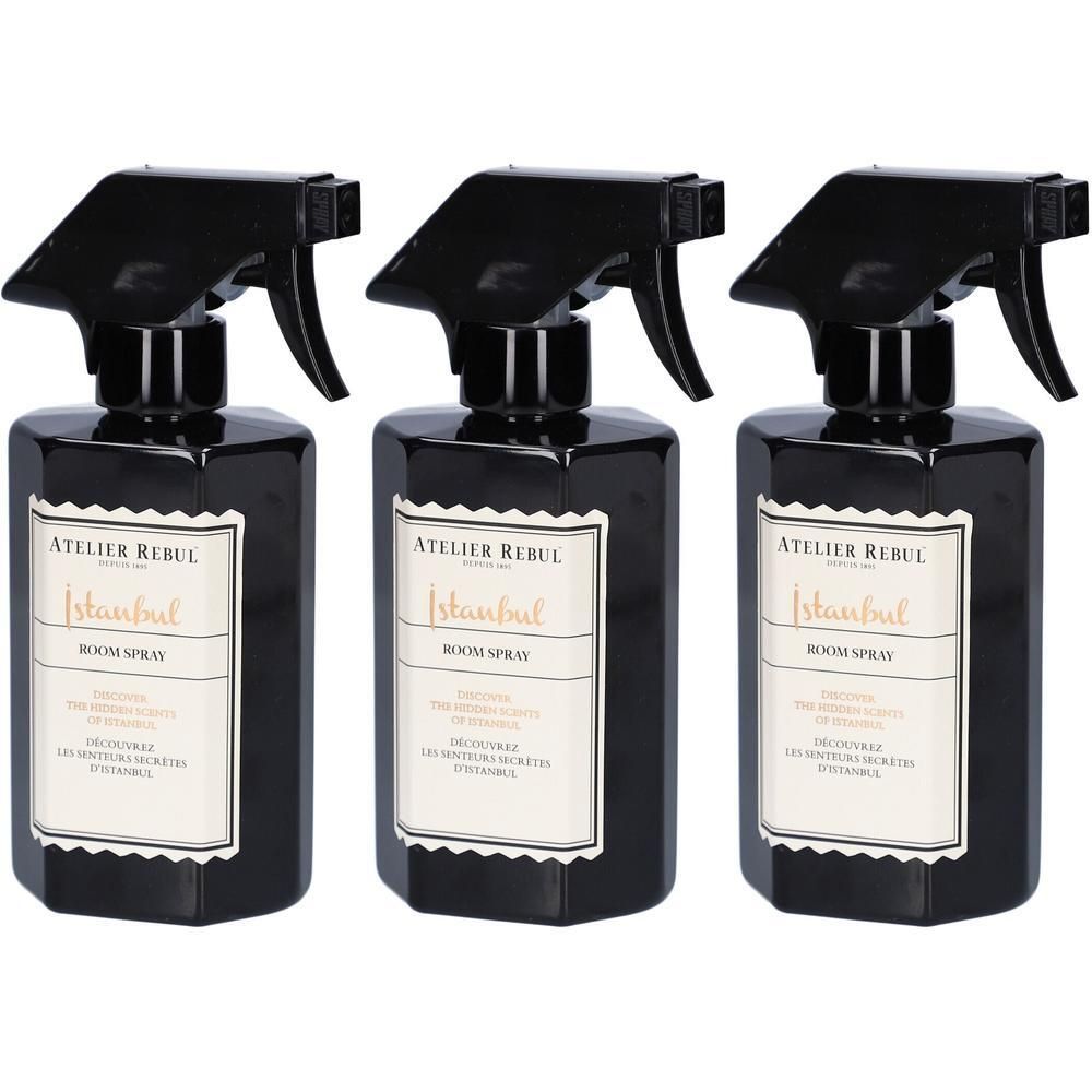 Drie zwarte spuitflessen met etiket. Opschrift: Atelier Rebul Istanbul Room Spray. Zwarte spuitkop.