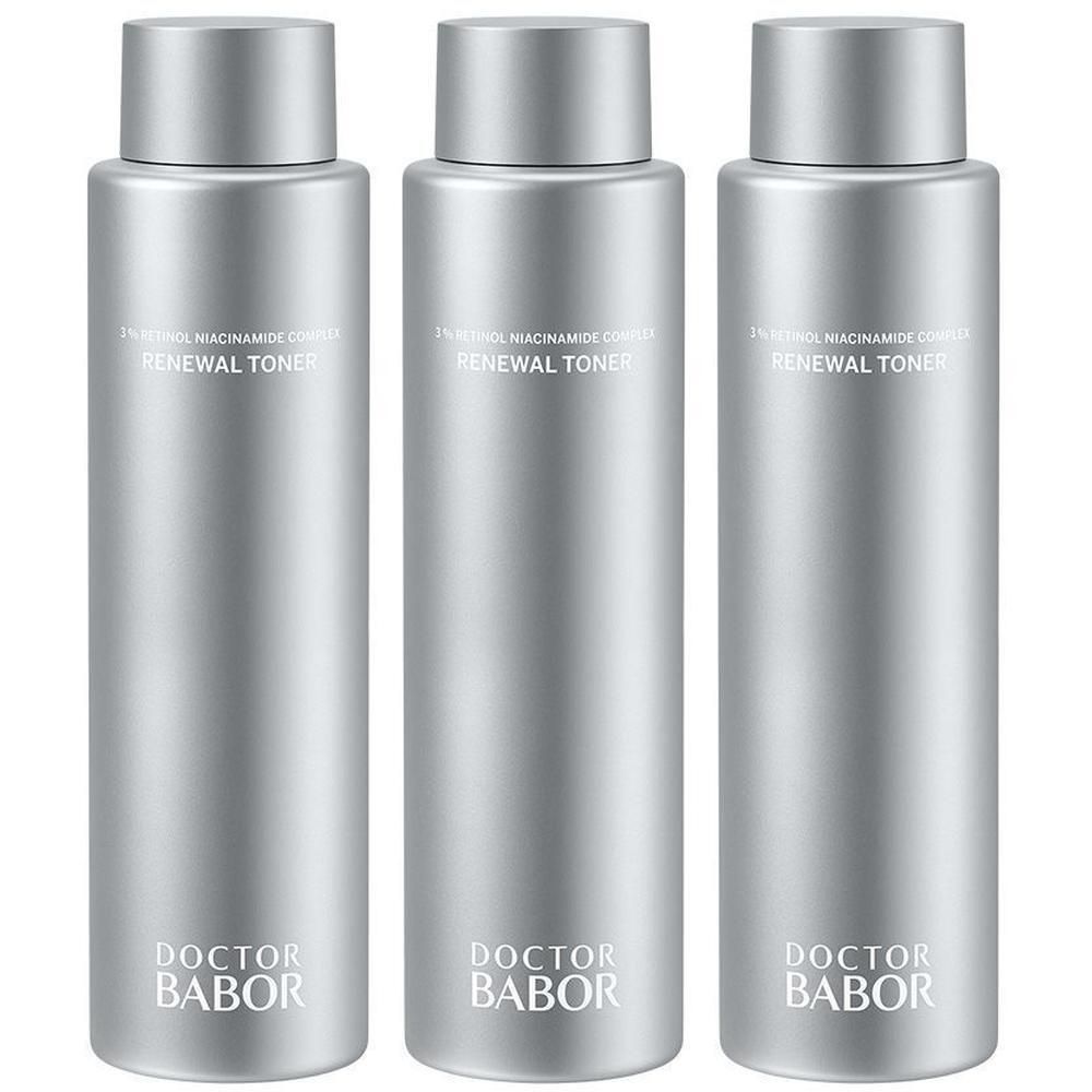 Drie zilverkleurige flessen met zilveren doppen. Op elke fles staat "RENEWAL TONER" en "DOCTOR BABOR".