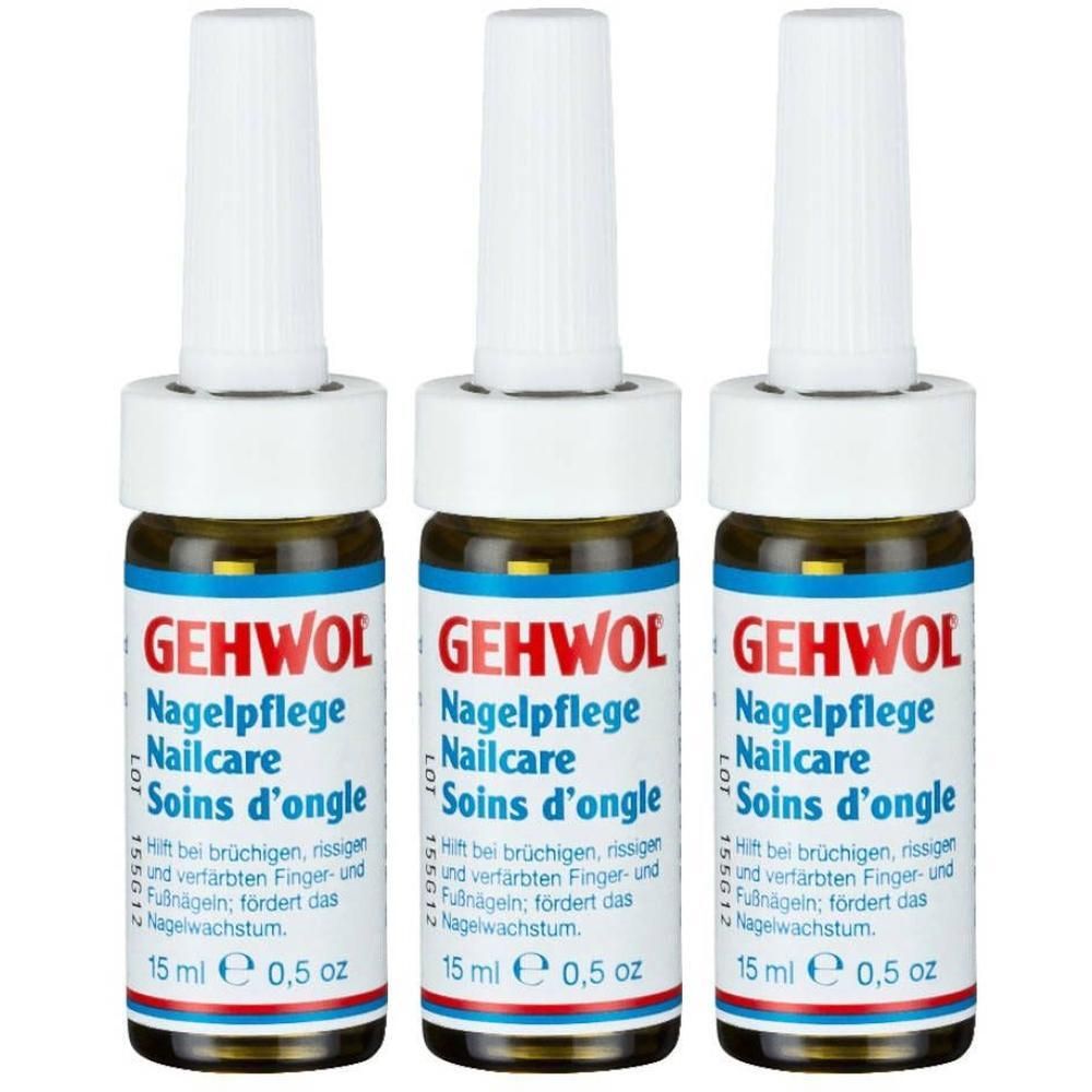 Trois flacons de soin des ongles. Flacons en verre brun avec bouchon blanc. Inscription: GEHWOL Soins d'ongles, 15 ml.