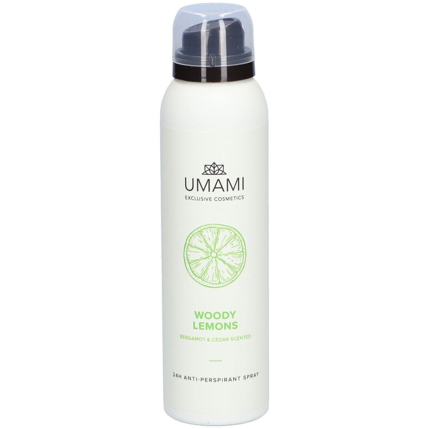 Witte spray met zwarte sproeikop en transparante dop. Opschrift: UMAMI, Woody Lemons, 24h Anti-Perspirant Spray.