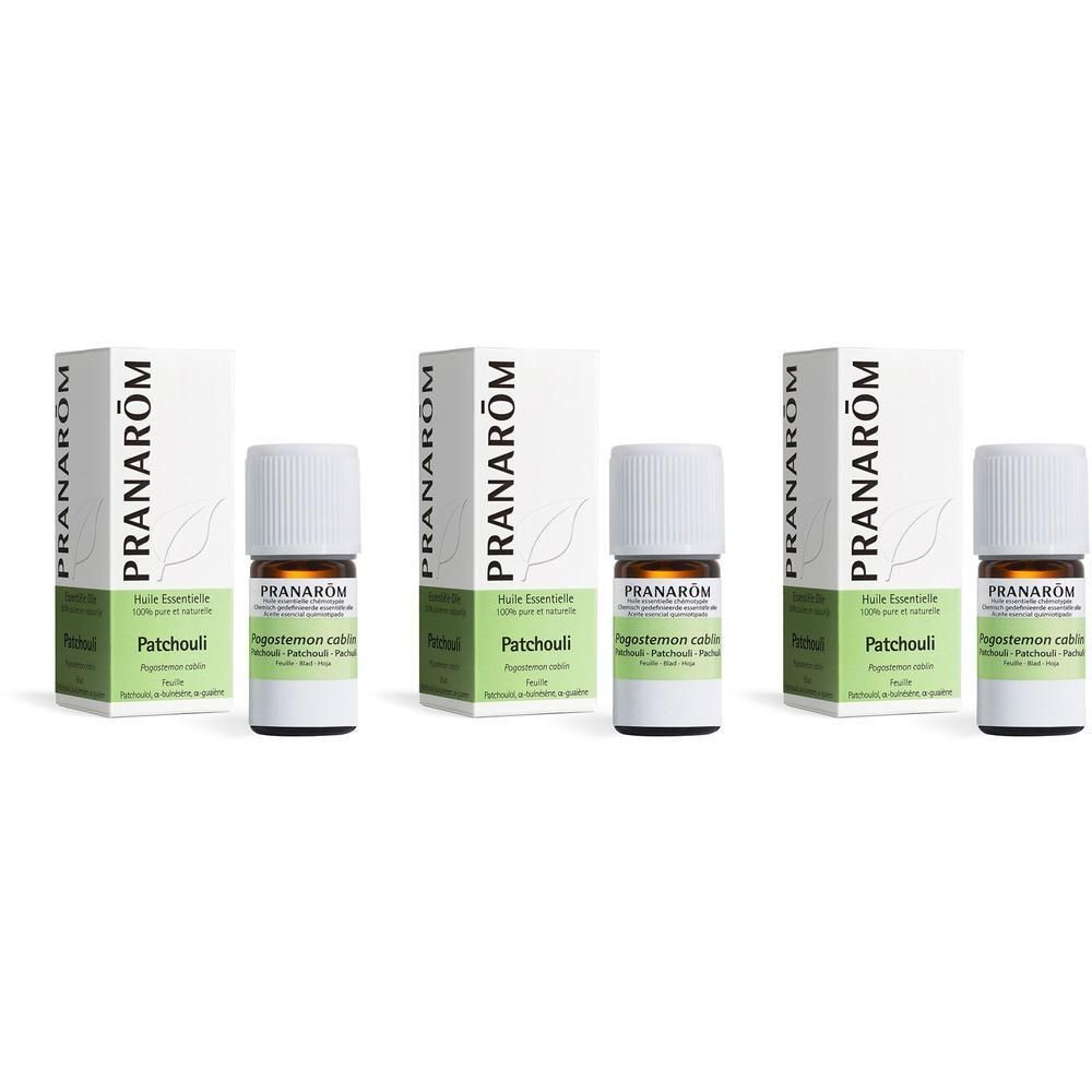 Trois flacons et boîtes de Pranarôm Huile Essentielle Patchouli. Flacons blancs avec emballage blanc.