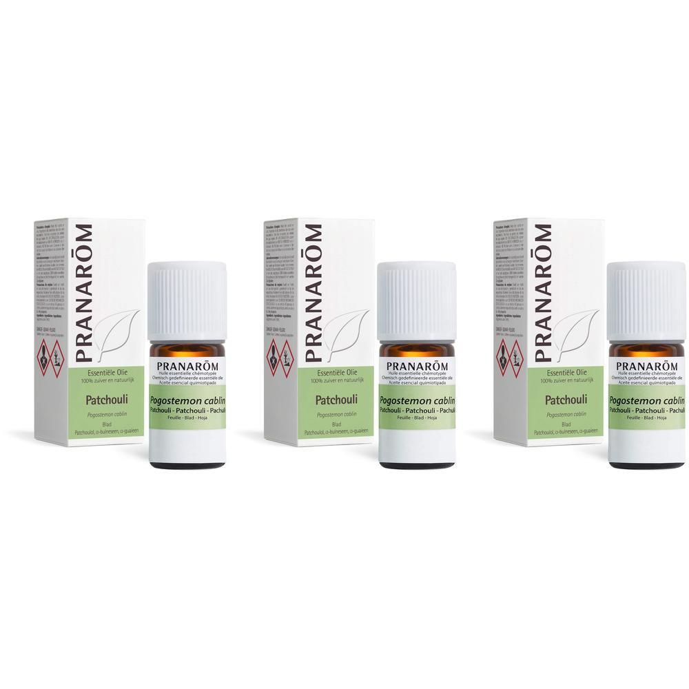 Drie flessen en verpakkingen van Pranarôm Patchouli etherische olie. Witte flessen met witte verpakking.