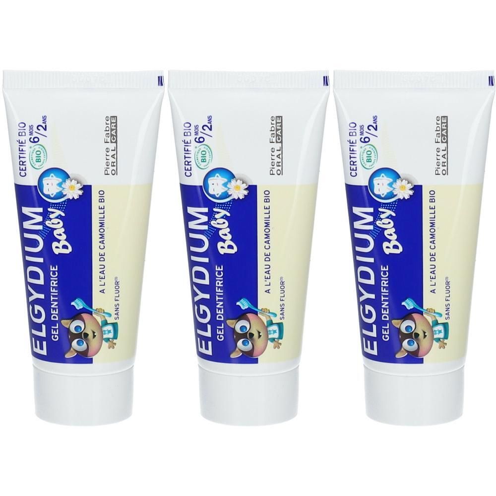 Trois tubes de gel dentifrice pour bébé. Emballage blanc et bleu avec nom et certifications. Inscription: ELGYDIUM Baby, certification BIO.