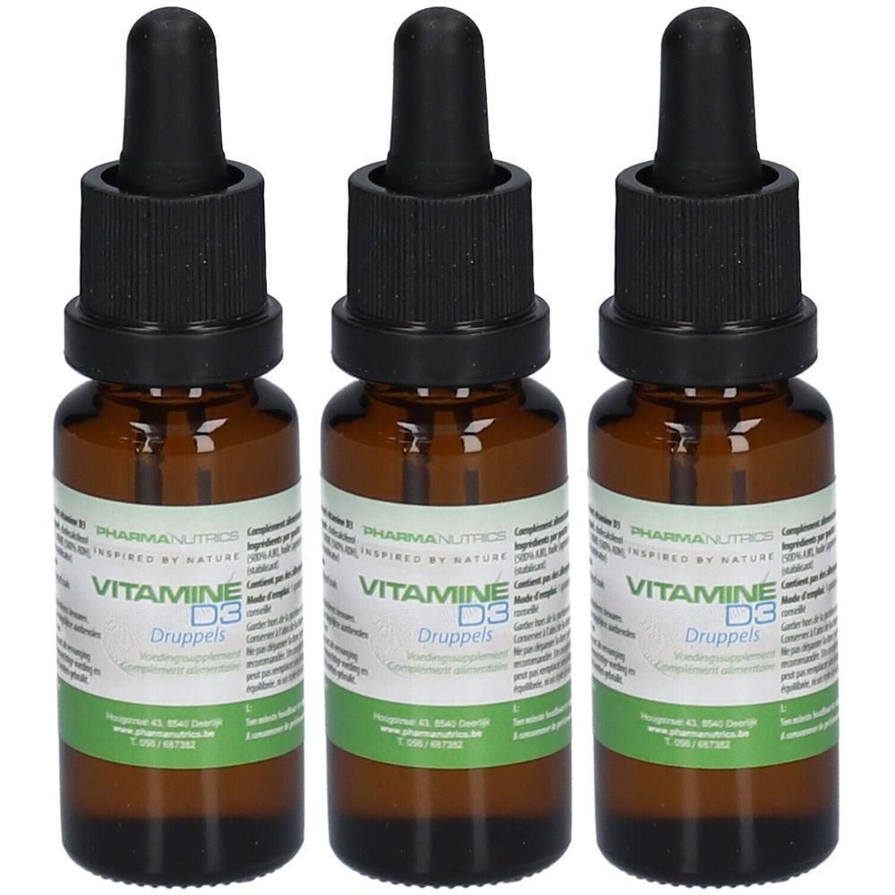 Trois flacons de Pharmanutrics Vitamine D3. Flacons en verre brun avec bouchons noirs et compte-gouttes. Inscription: VITAMINE D3, Druppels.