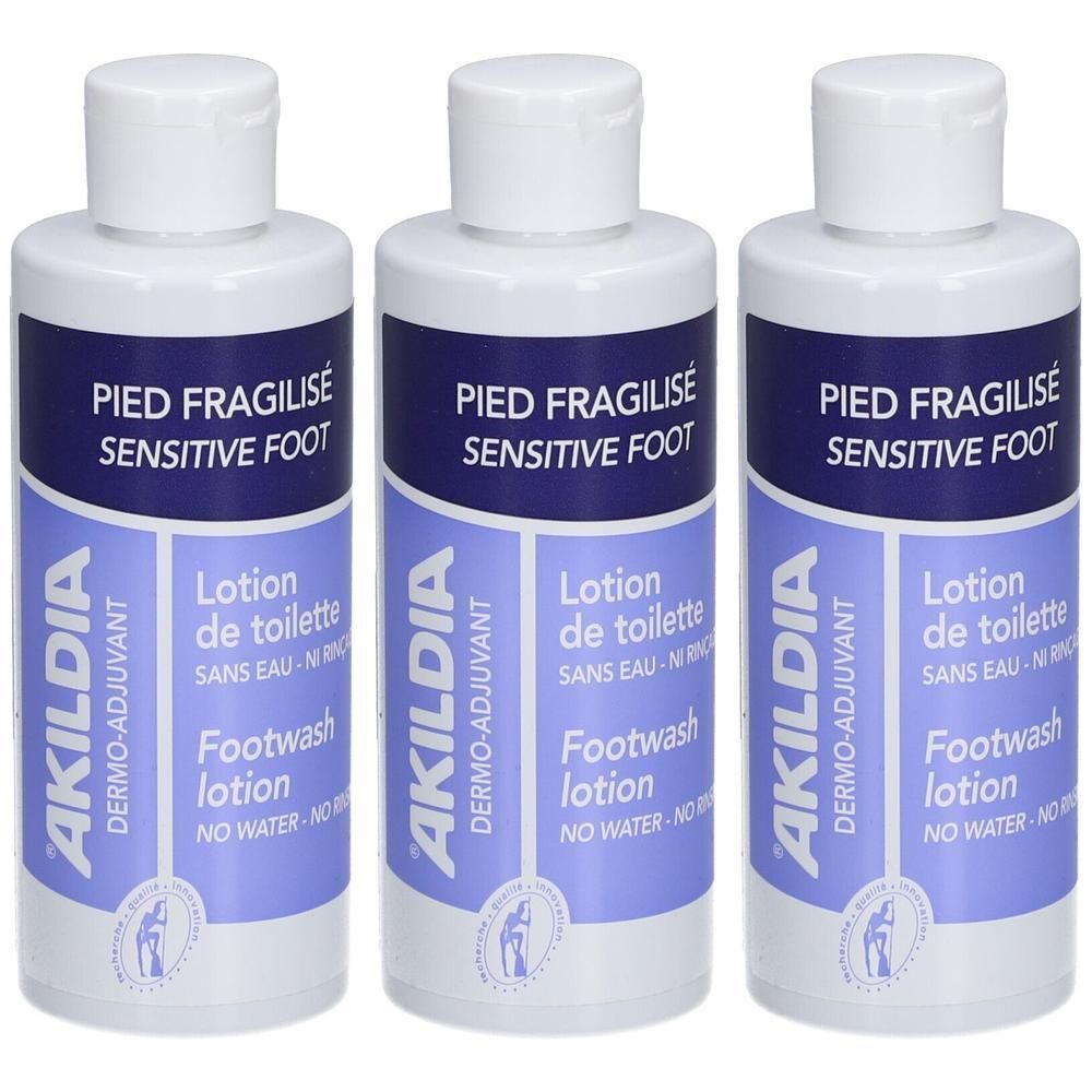 Drie flessen Akildia lotion. Witte doppen, blauwe etiketten met tekst: Pied Fragilisé Sensitive Foot, Lotion de toilette, Footwash lotion.