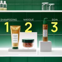 Trois produits sur une étagère : shampooing, masque et soin. Disposition numérotée.