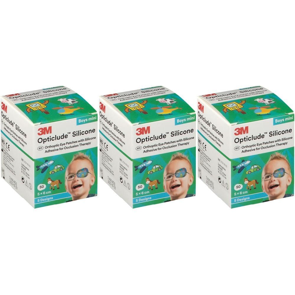 Drie dozen Opticlude Silicone pleisters. Opschrift: 3M Opticlude Silicone, Boys mini, 5 x 6 cm, 50 stuks, 6 designs. Kind met oogpleister.