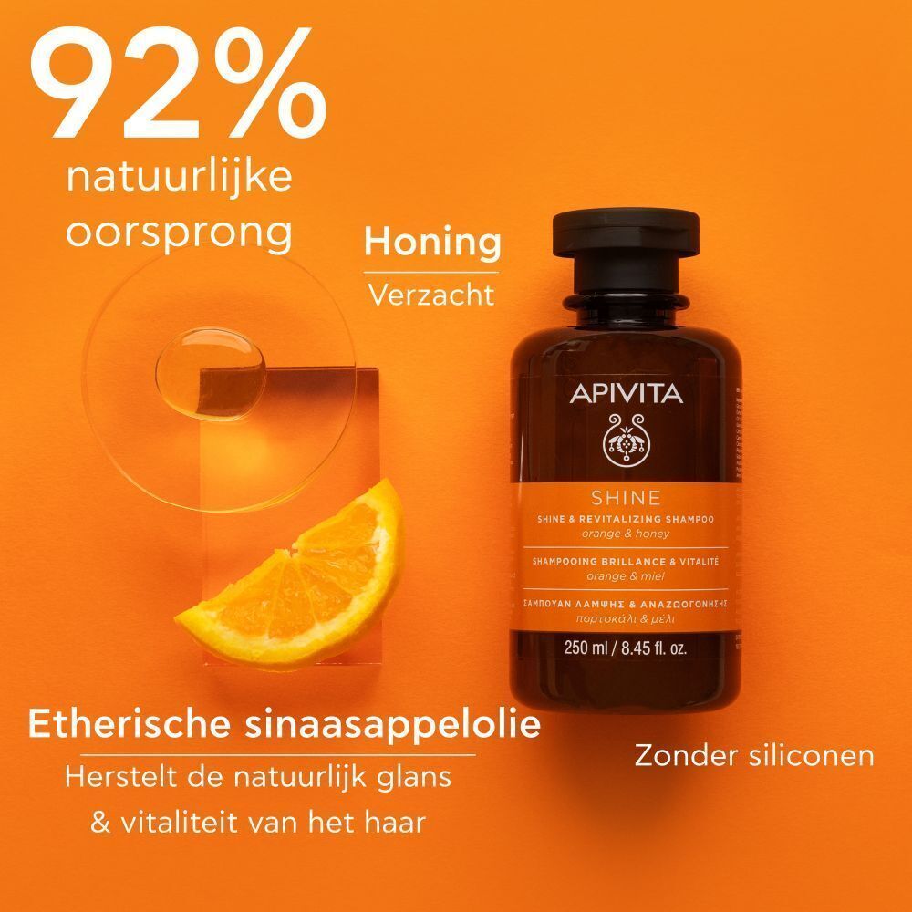 Apivita Shine Shampooing Brillance & Vitalité fles met sinaasappel en honing. Tekst: 92% natuurlijke oorsprong, Etherische sinaasappelolie, Zonder siliconen.