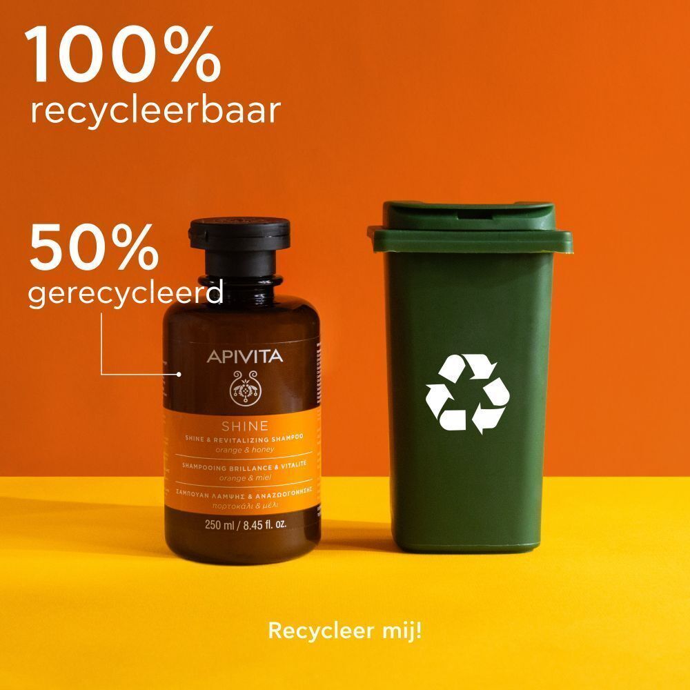 Apivita Shine Shampooing Brillance & Vitalité fles naast een groene vuilnisbak. Tekst: 100% recycleerbaar, 50% gerecycled, Recycleer mij!