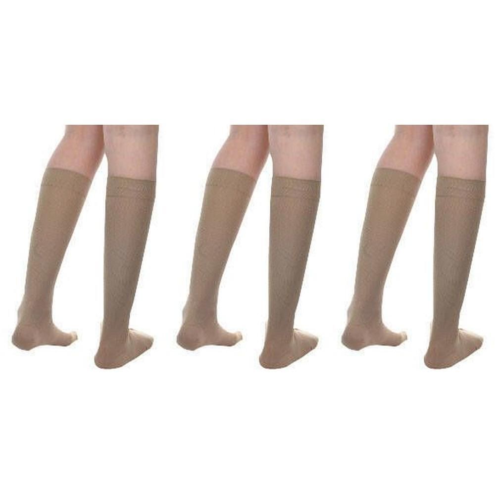 Trois bas-genoux beiges sur des jambes. Les bas s'arrêtent sous le genou. Matière fine, légèrement transparente.