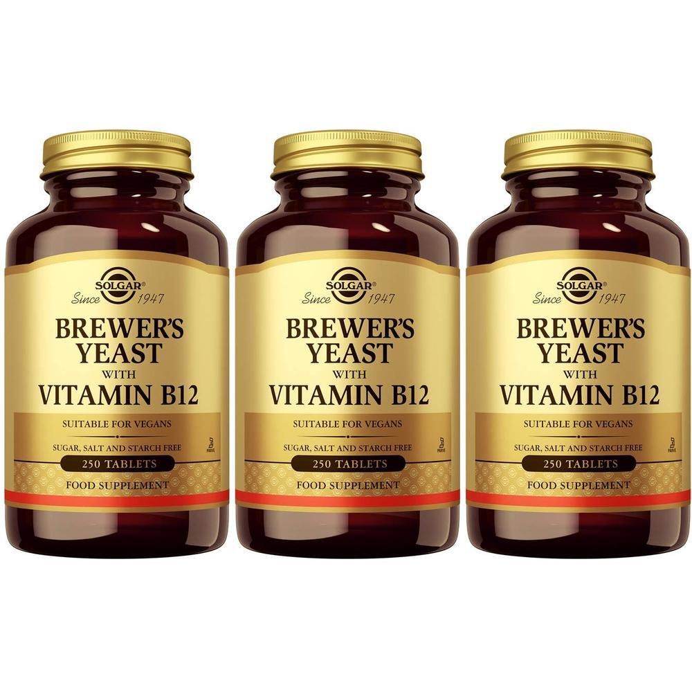 Trois flacons de Solgar Brewer's Yeast avec vitamine B12. Flacons en verre brun avec étiquettes dorées. Texte: 250 comprimés, convient aux végétaliens.