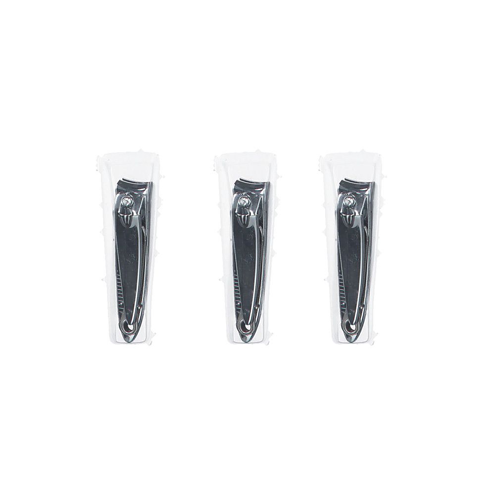 Drie nagelknippers in transparante plastic verpakkingen. Metaalkleur, gebogen, met handvat. Op witte achtergrond.