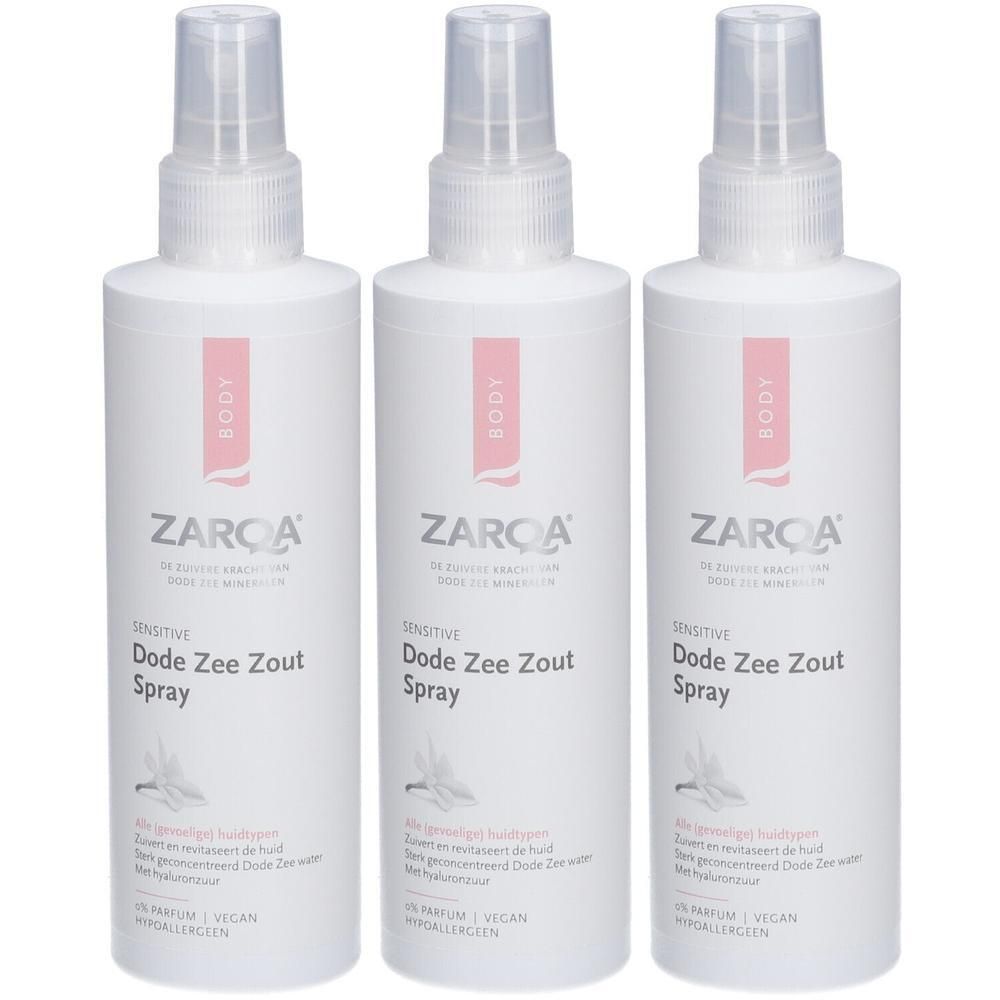 Drie witte sprayflessen met roze etiketten. Opschrift: ZARQA Sensitive Dode Zee Zout Spray. Met sproeikop.