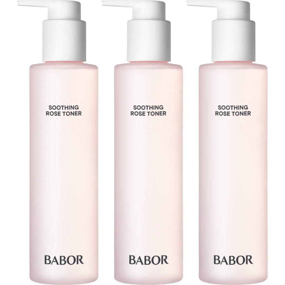 Trois flacons de Babor Soothing Rose Toner avec pompe. Teinte rose, bouchon blanc, nom du produit et marque visibles.