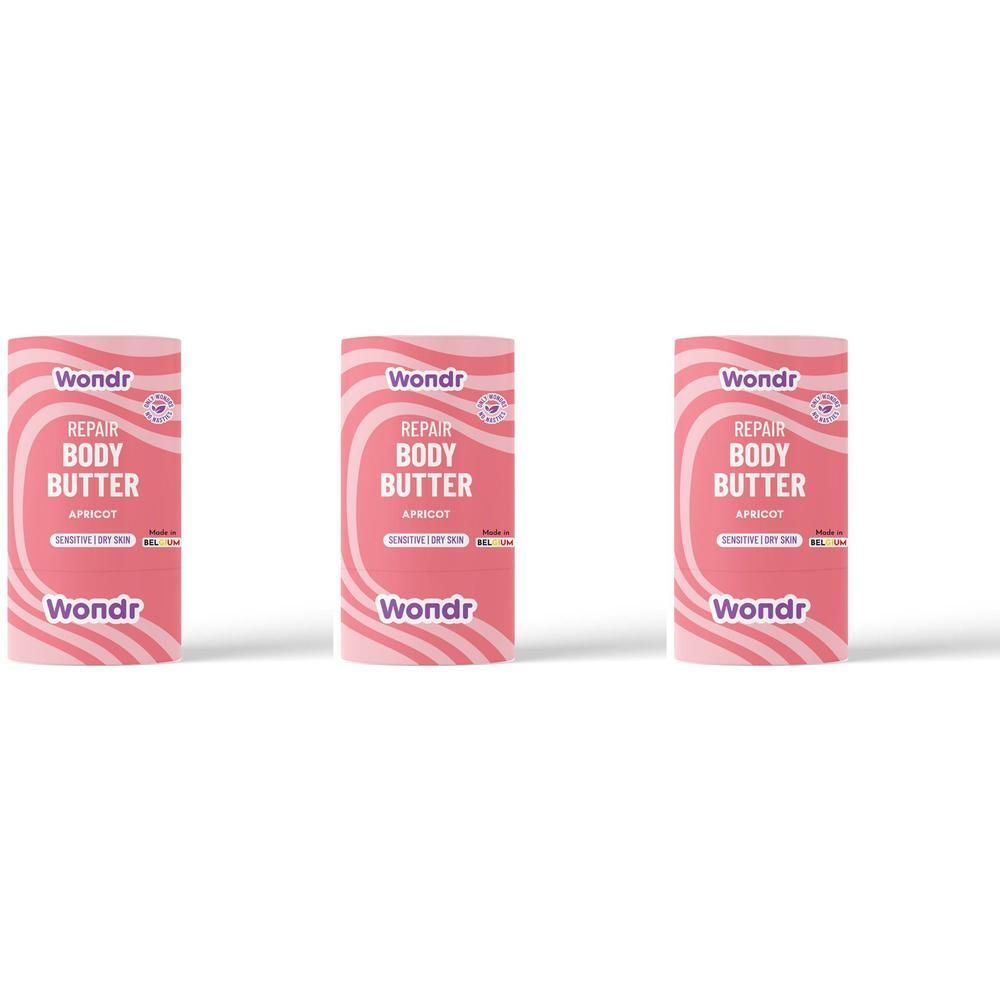 Drie cilindrische body butter sticks. Roze verpakking met witte tekst: "REPAIR BODY BUTTER", "APRICOT" en "Wondr" logo.