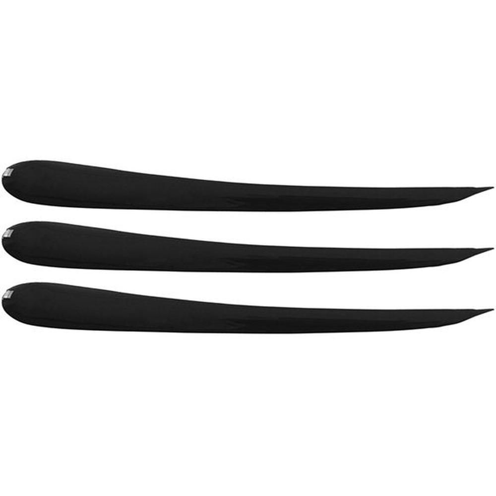 Trois eyeliners noirs allongés. Les stylos sont effilés et ont un capuchon argenté à une extrémité.