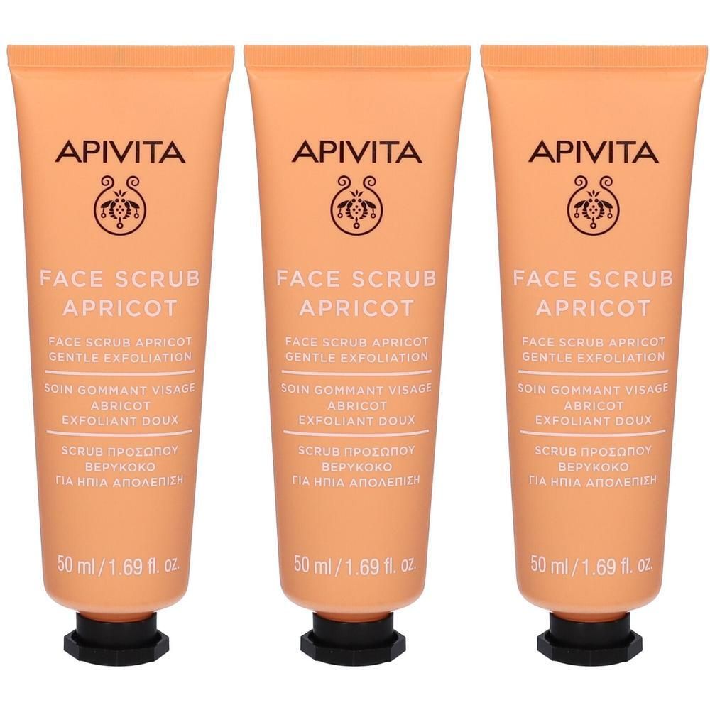 Trois tubes de gommage visage Apivita Apricot. Tubes orange avec bouchon noir. Texte: Face Scrub Apricot, 50 ml.