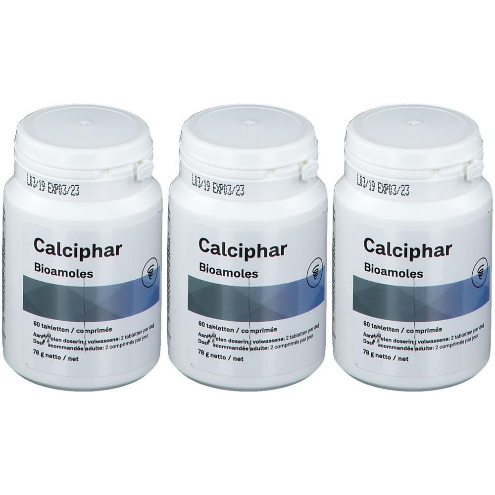 Trois flacons blancs avec l'inscription "Calciphar Bioamoles". Chaque flacon a un couvercle blanc et des bandes bleues.