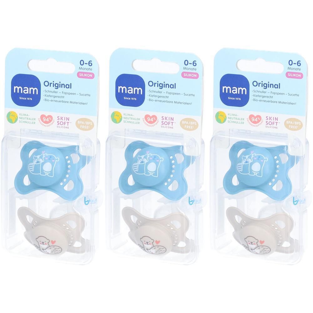 Trois sucettes pour bébés dans un emballage. Sucettes en silicone bleues et beiges, 0-6 mois. Marque : mam Original.