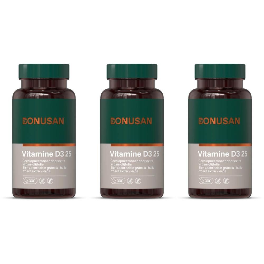 Drie flessen Bonusan Vitamine D3 25 mcg. Groene dop, bruine fles, wit etiket met tekst.