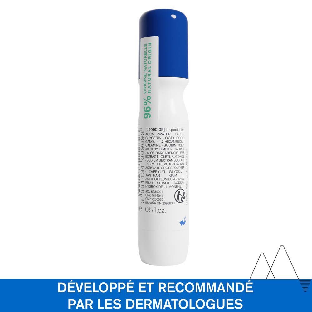 Flacon blanc avec bouchon bleu. Inscription: 96% origine naturelle. Texte: Développé et recommandé par les dermatologues.