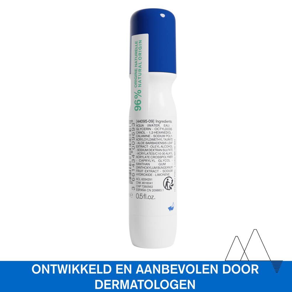 Witte fles met blauwe dop. Opschrift: 96% origine naturelle. Tekst: Ontwikkeld en aanbevolen door dermatologen.