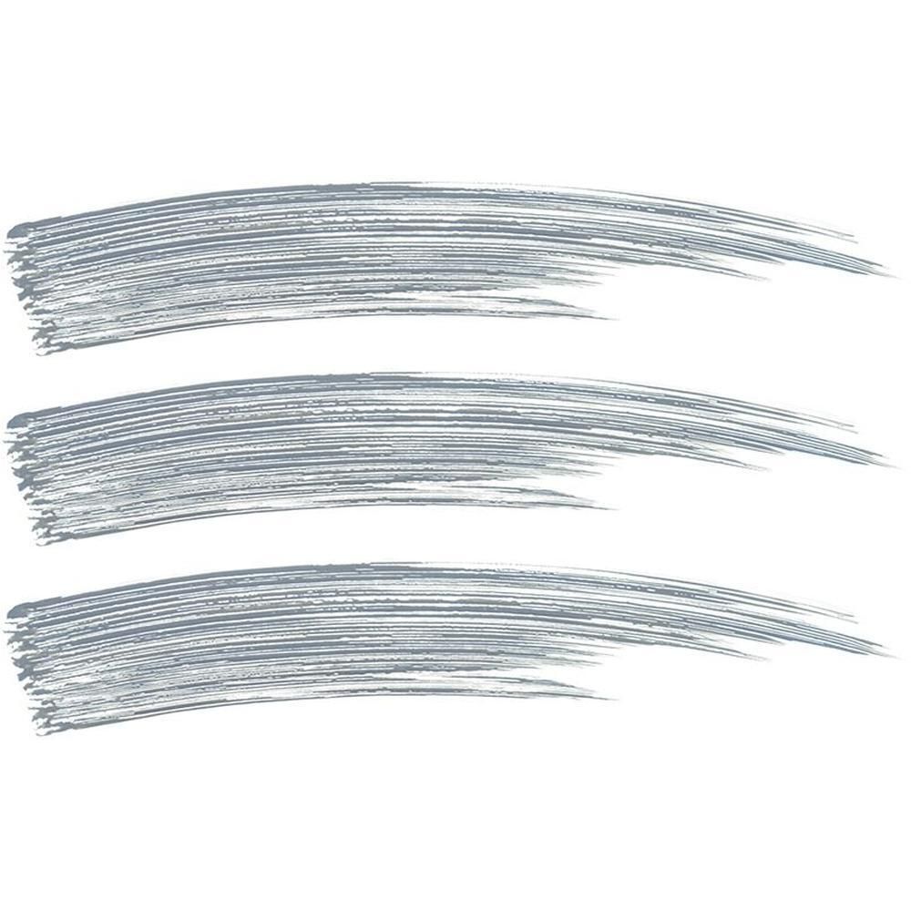 Trois traits de mascara gris sur fond blanc. Les traits sont incurvés et présentent une texture fine.