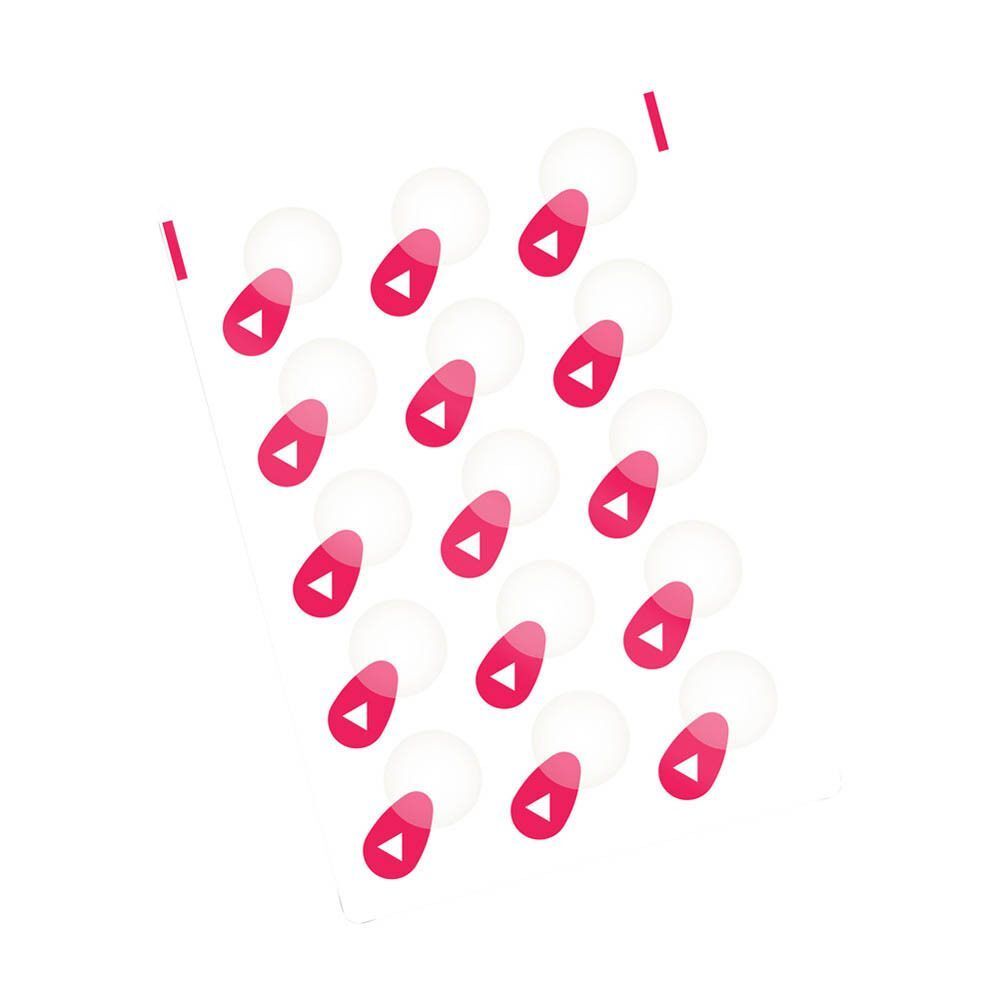 Een vel met transparante acne pleisters. Elke pleister heeft een ronde vorm met een rode applicator.