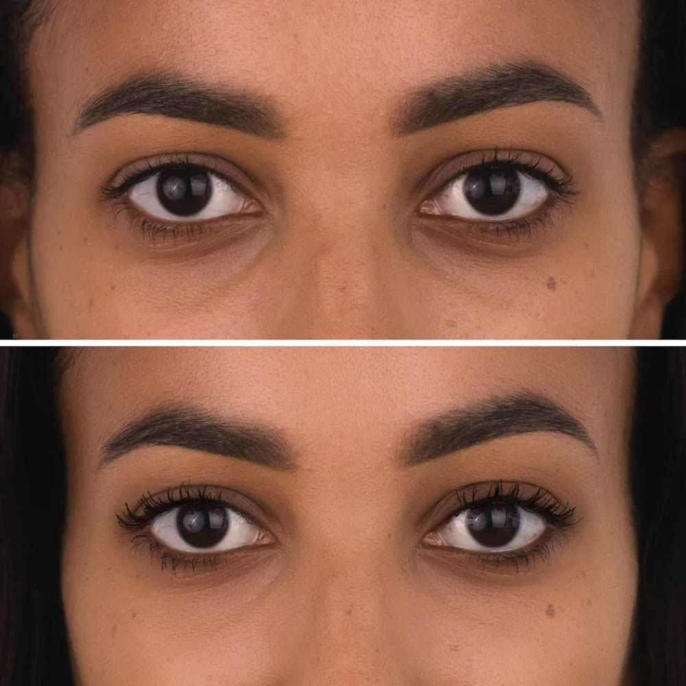 Deux gros plans sur des yeux. En haut : yeux sans mascara. En bas : yeux avec mascara.
