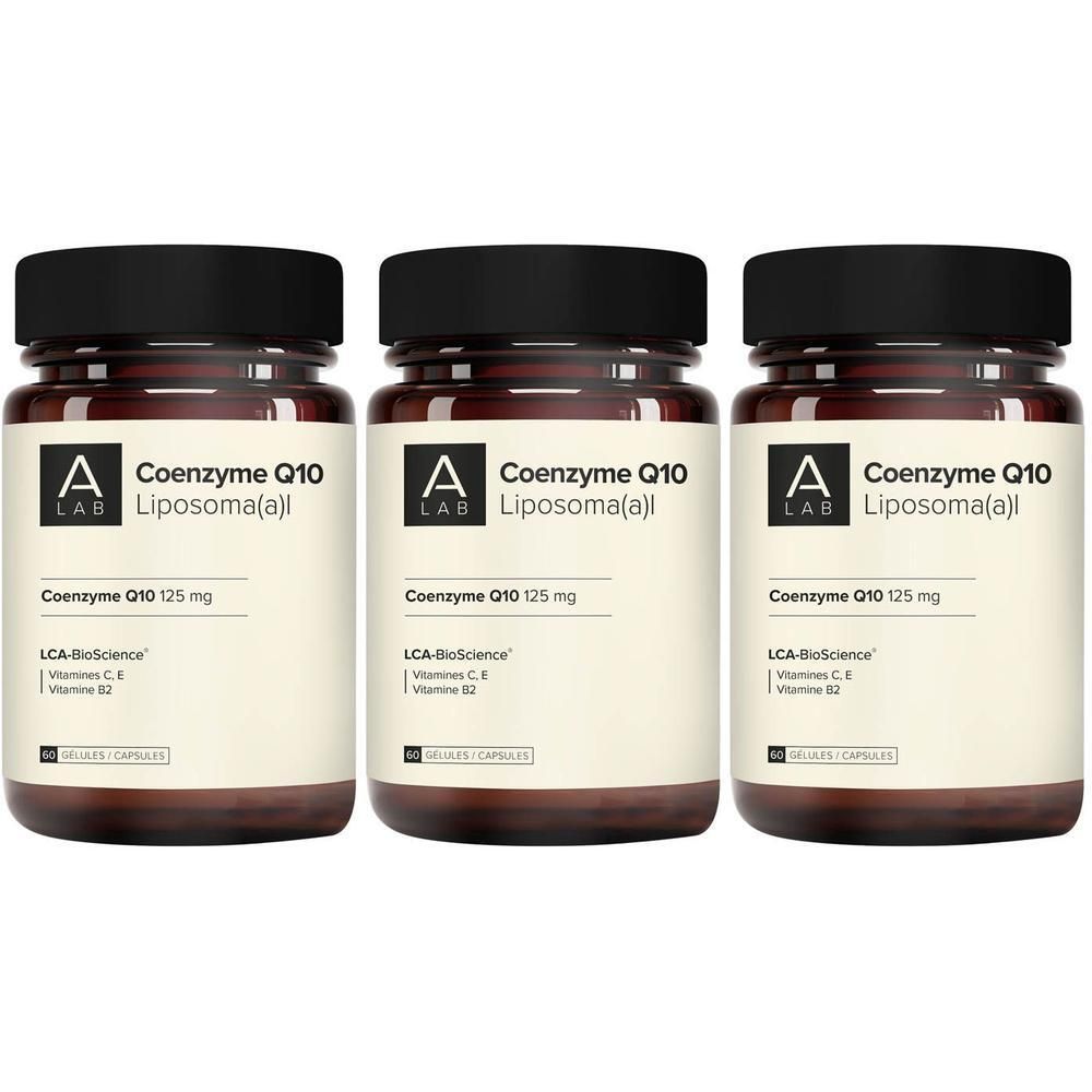 Trois flacons en verre brun avec des couvercles noirs. Les étiquettes indiquent "A LAB Coenzyme Q10 Liposoma(a)l".