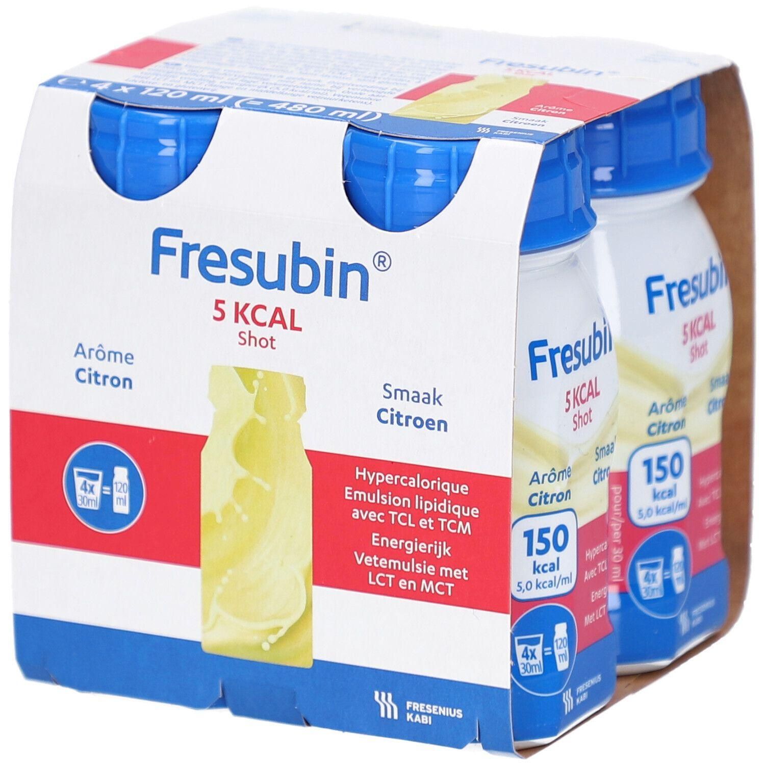 Verpakking van vier flesjes Fresubin 5 Kcal Shot Citron. Elk flesje heeft een blauwe dop en witte belettering. Opschriften in meerdere talen.