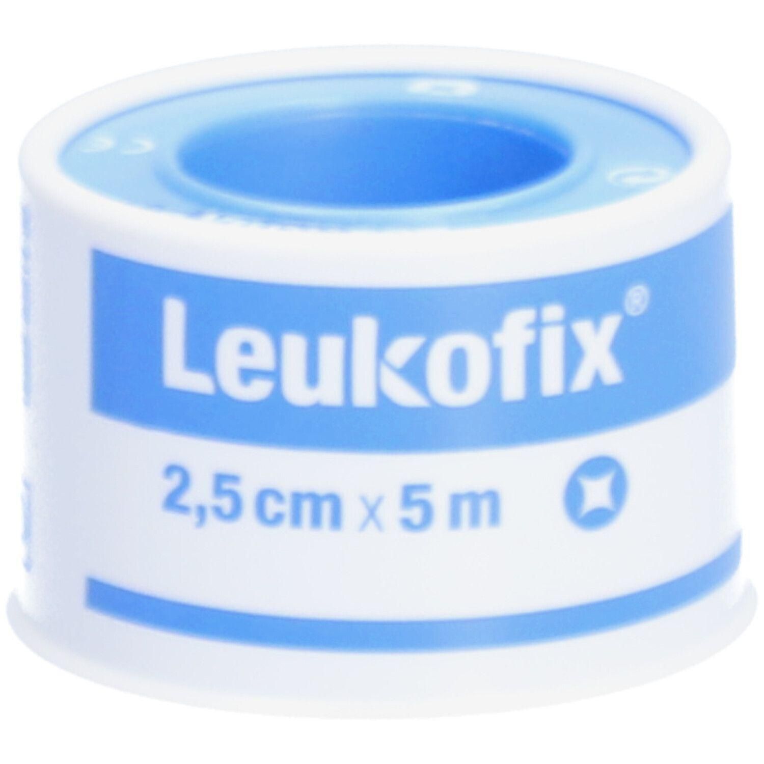 Rol Leukofix pleister. Witte tape met blauwe opdruk. Opschrift: Leukofix, 2,5 cm x 5 m.