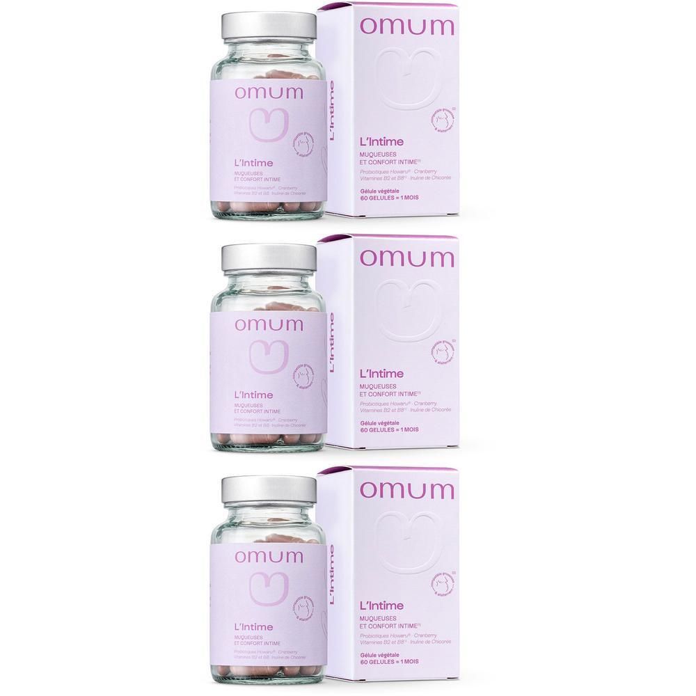 Drie flessen en dozen van Omum L'intime. Flessen met capsules, dozen met logo en productnaam.