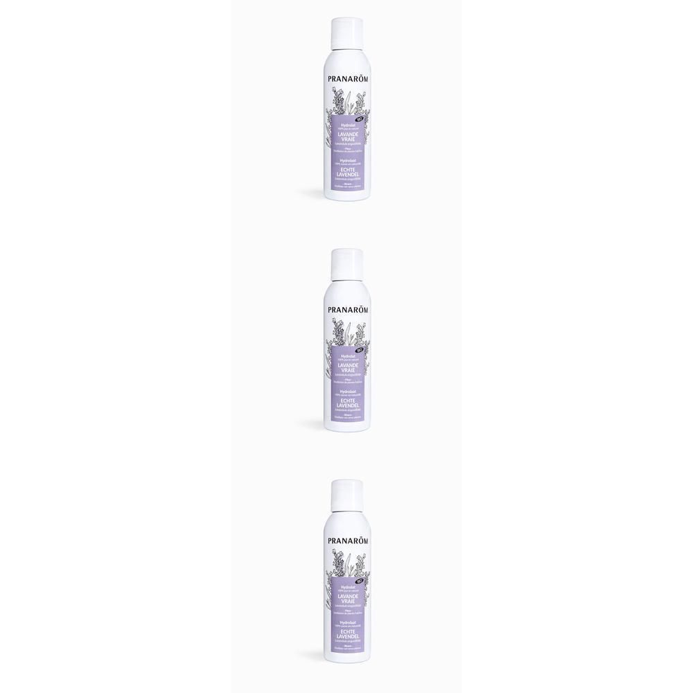 Trois flacons spray blancs avec étiquettes violettes. Inscription: Pranarôm, Hydrolat Lavande Vraie.
