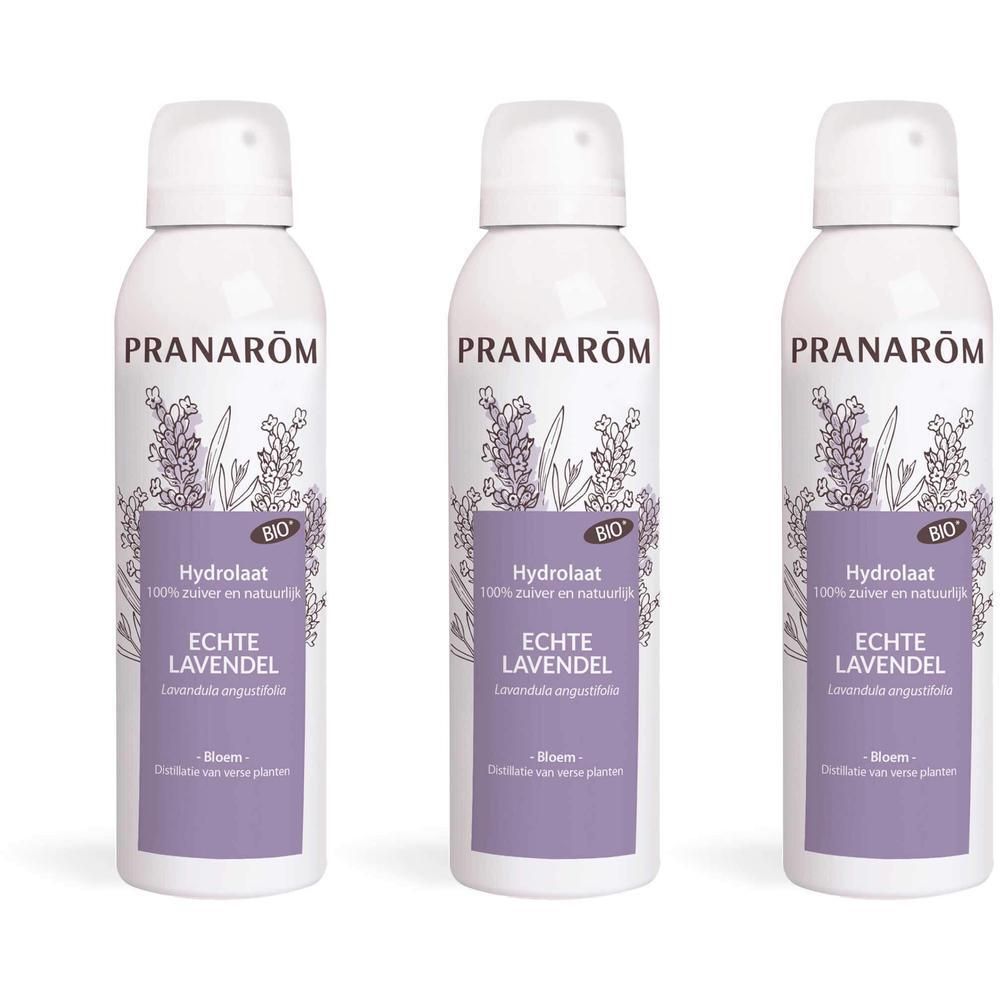 Drie witte spuitflessen met paarse etiketten. Opschrift: Pranarôm, Echte Lavendel, Bio.