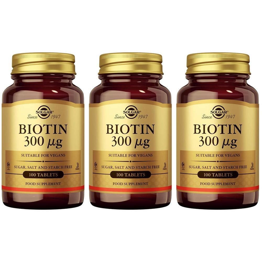 Trois flacons de Solgar Biotine 300 mcg. Flacons en verre brun avec bouchons et étiquettes dorés. Inscription : Biotine 300 mcg, 100 comprimés.