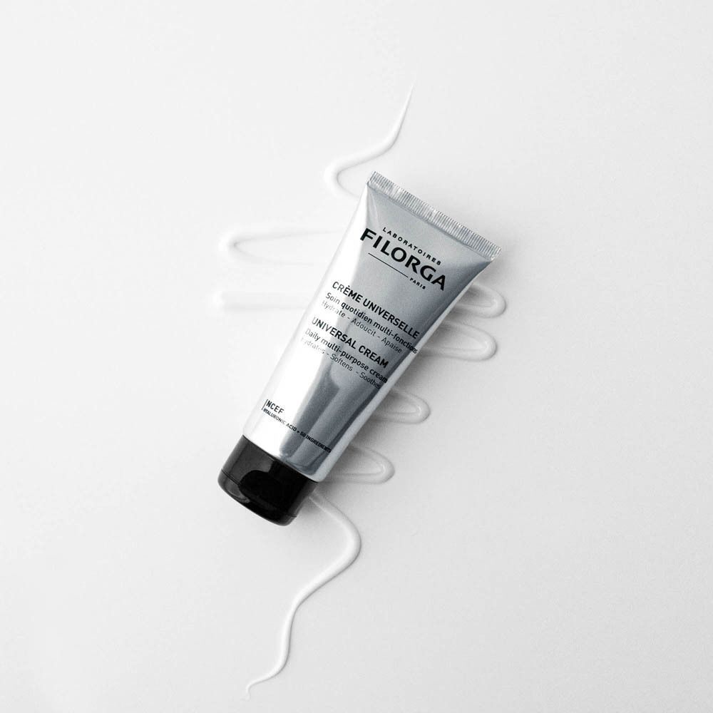 Tube Filorga CRÈME UNIVERSELLE sur fond blanc. Trace de crème autour du tube. Texte: CRÈME UNIVERSELLE, UNIVERSAL CREAM.