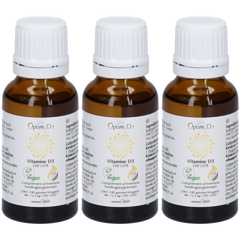 Drie flessen Optim D3. Bruine glazen flessen met witte doppen. Opschrift: Vitamine D3, 500 IE, vegan.