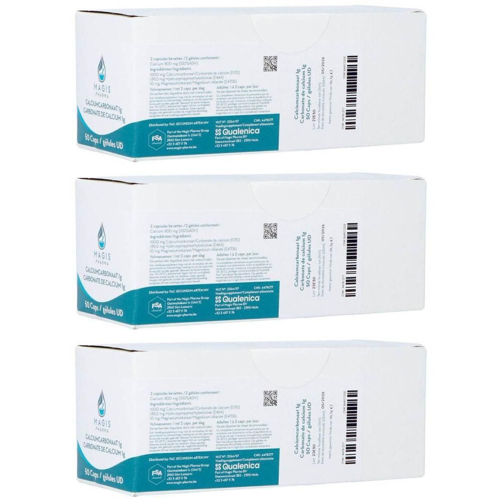 Drie witte dozen met productinformatie. Opschrift: Magis Carbonate de Calcium 1 g, 90 capsules. QR-code en barcode.