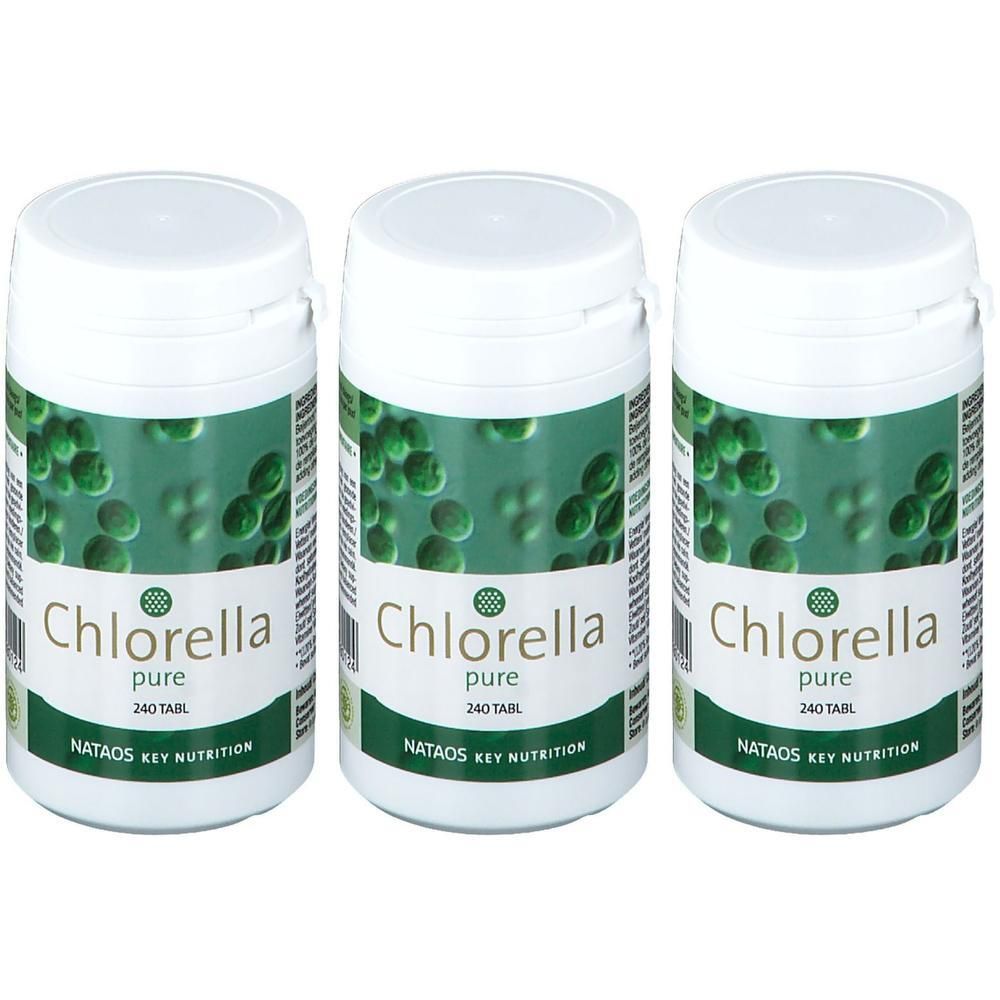 Trois flacons blancs de Chlorella Pure. Inscription: Chlorella pure, 240 TABL. Marque: NATAOS KEY NUTRITION. Étiquettes vertes et blanches.
