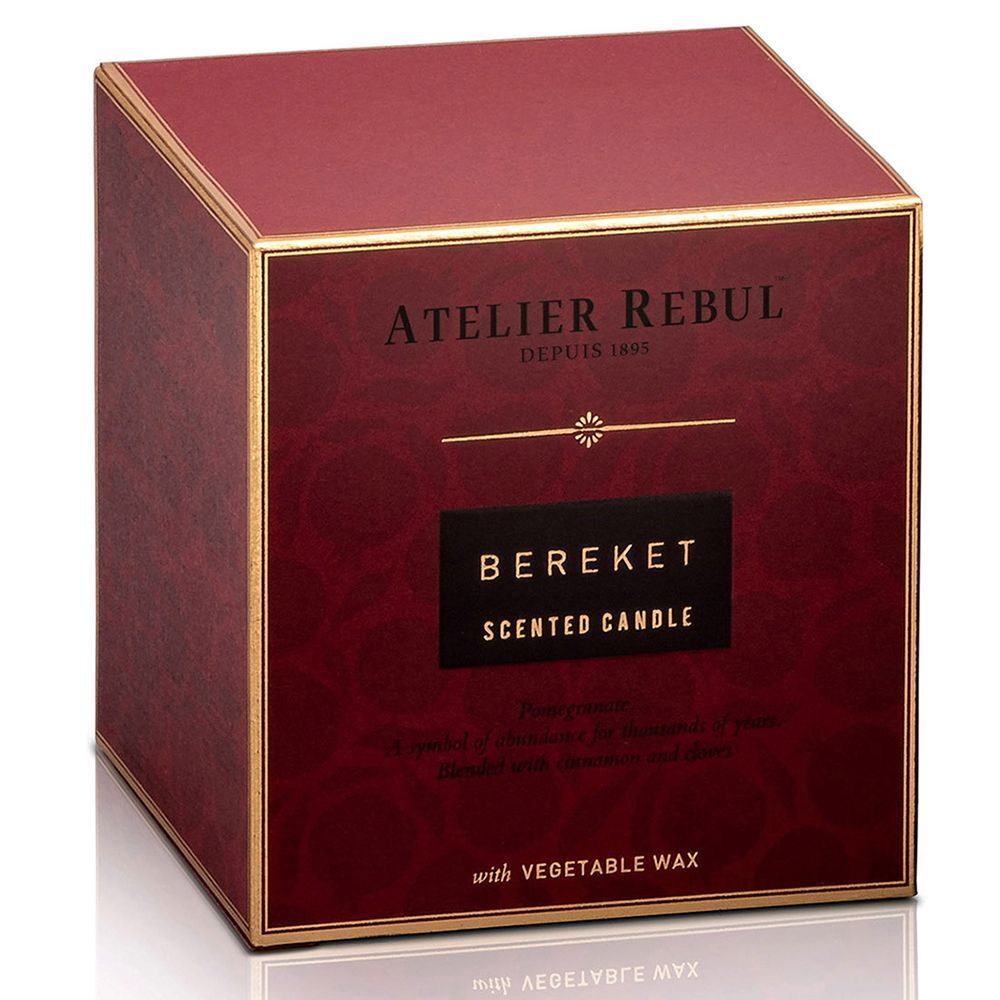 Une boîte cadeau rouge avec bordure dorée pour la bougie parfumée "Bereket" d'Atelier Rebul.