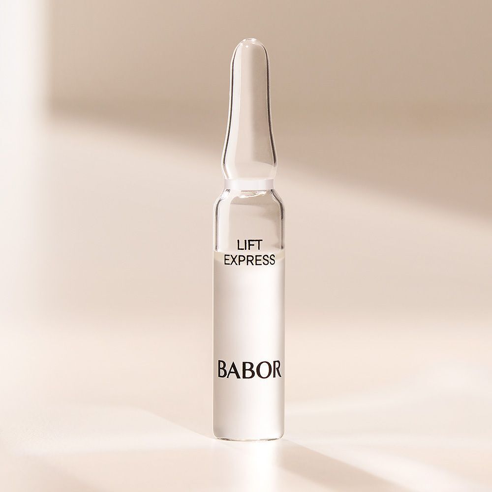 Een glazen ampul met vloeistof. Op de ampul staat "LIFT EXPRESS" en "BABOR".