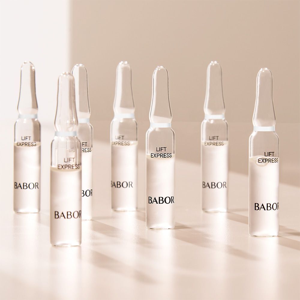 Sept ampoules en verre avec liquide. "LIFT EXPRESS" et "BABOR" sont inscrits sur chaque ampoule.