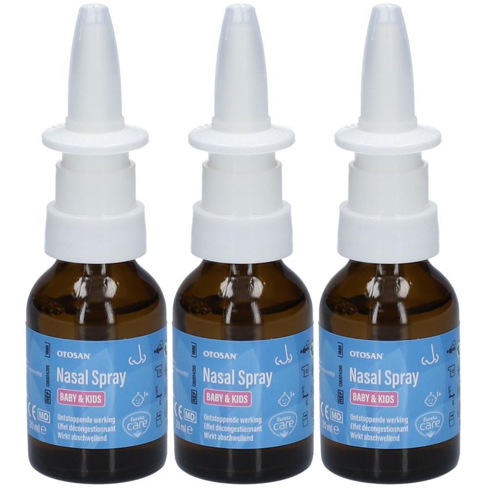 Drie flessen neusspray met witte sproeikop. Opschrift: Otosan Nasal Spray Baby & Kids. Bruine glazen flessen.