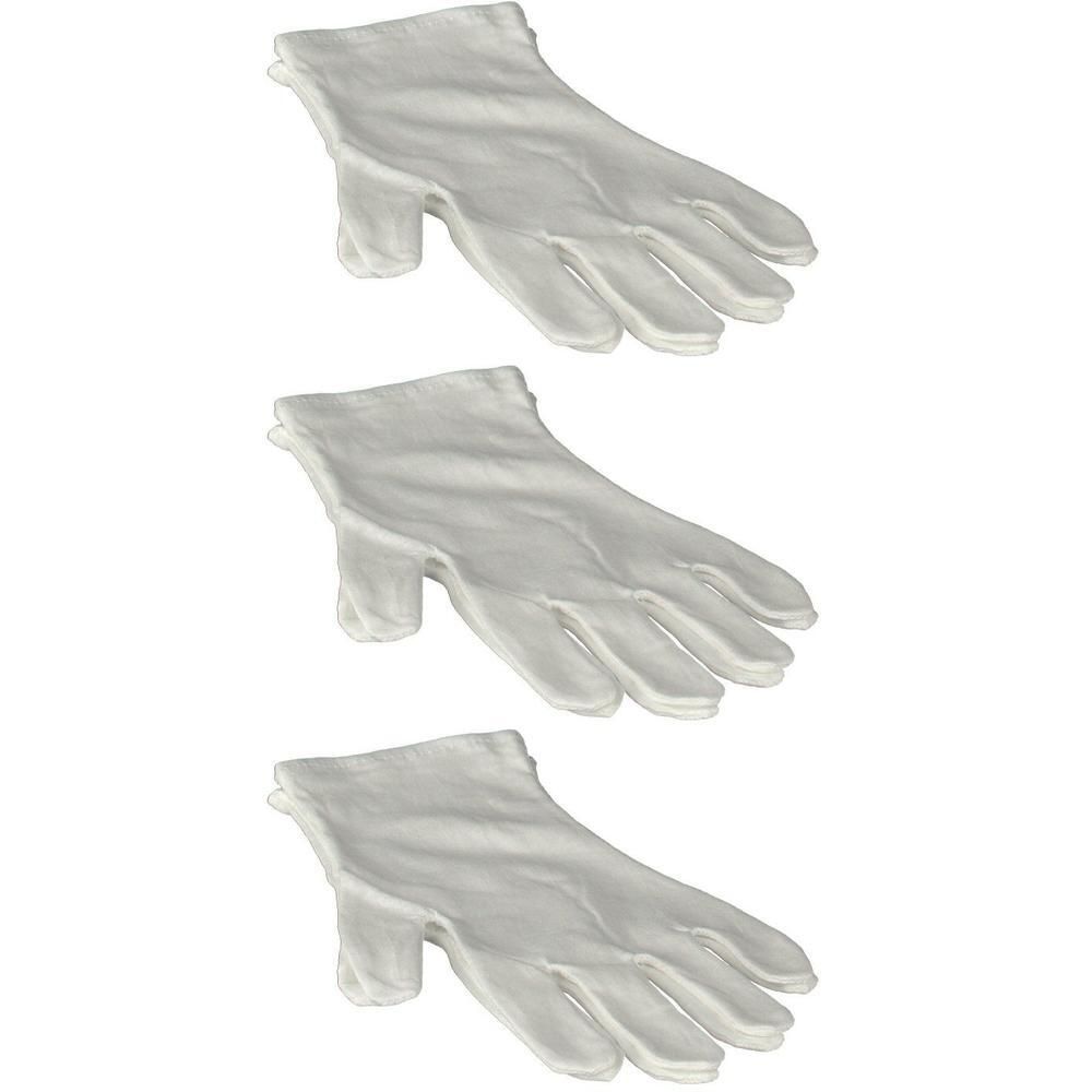 Drie witte katoenen handschoenen. De handschoenen zijn gemaakt van stof en hebben een klassieke vorm.