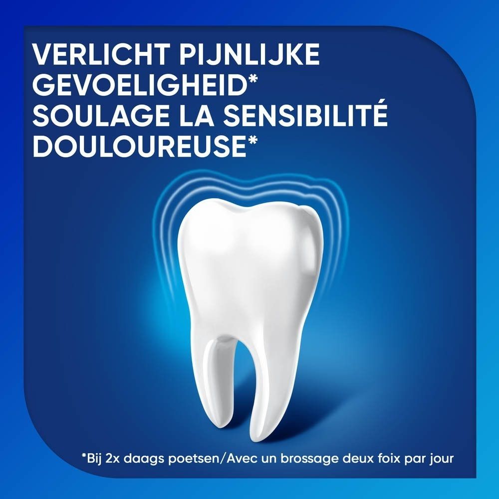 Tand op blauwe achtergrond. Tekst: Verlicht pijnlijke gevoeligheid. Bij 2x daags poetsen.